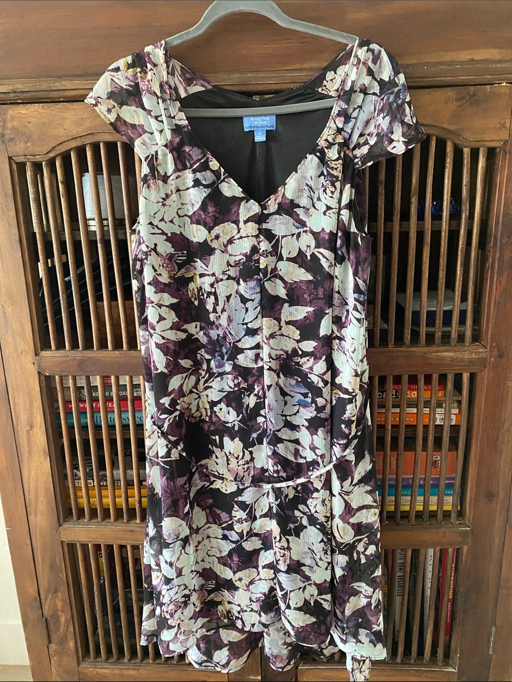 LikeNew Simply Vera Vera Wang Purple & Cream Floral V-Neck SZ XL